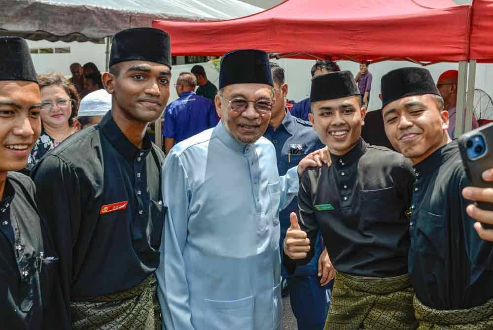 Anwar berswafoto bersama pelajar-pelajar Universiti Pertahanan Nasional Malaysia (UPNM) pada Program Kenduri Rakyat di perkarangan Masjid UPNM hari ini. Foto Bernama