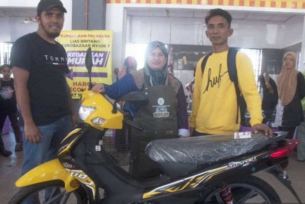 Motosikal jenis SYM bernilai hampir RM4,000 yang ditawarkan kepada pembeli bertuah. Foto Bernama