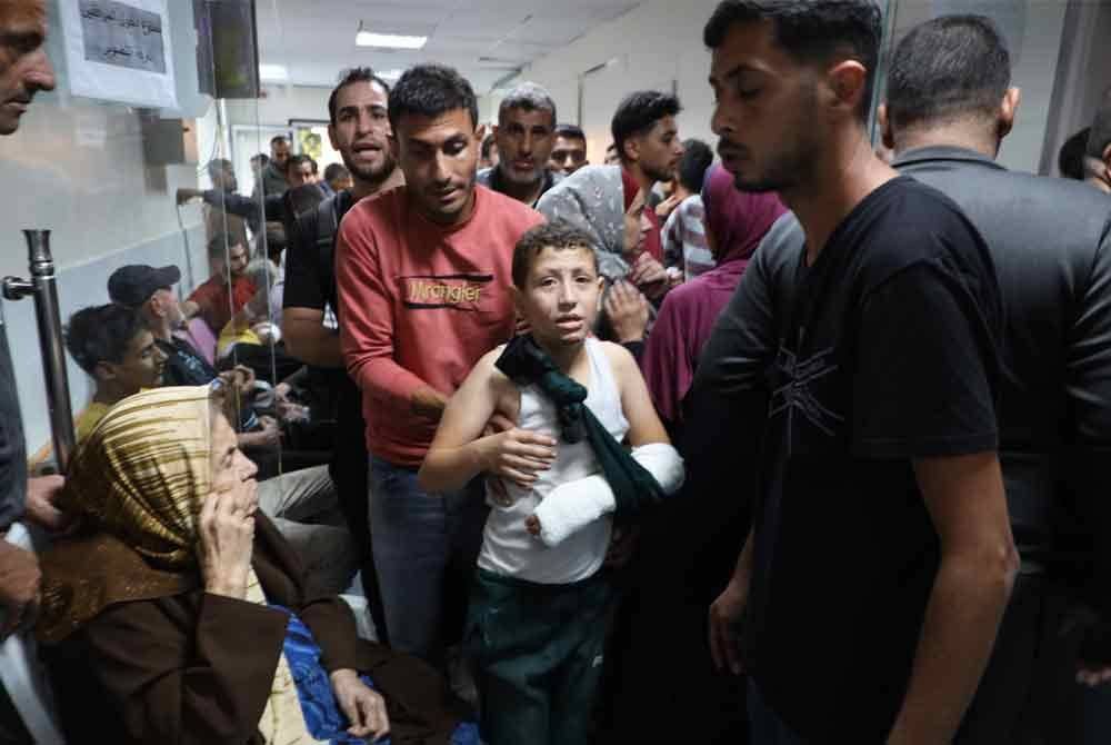 Seorang budak lelaki yang cedera dilihat di hospital selepas serangan udara Israel di bandar Gaza. Foto Xinhua