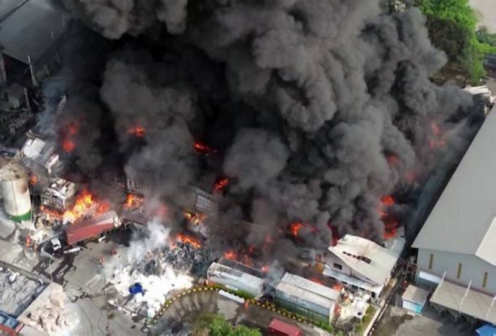 Kira-kira 20 jentera bomba terlibat dalam usaha memadam kebakaran di sebuah kompleks perindustrian di Bekasi, sebuah bandar berhampiran Jakarta. Foto Reuters