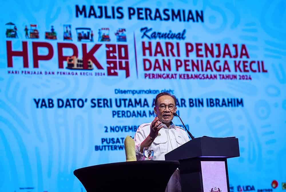 Anwar menyampaikan ucapan pada majlis perasmian Karnival Hari Penjaja Dan Peniaga Kecil peringkat kebangsaan 2024 di Pusat Konvensyen PICCA @ Butterworth Arena, pada Sabtu. Foto Bernama