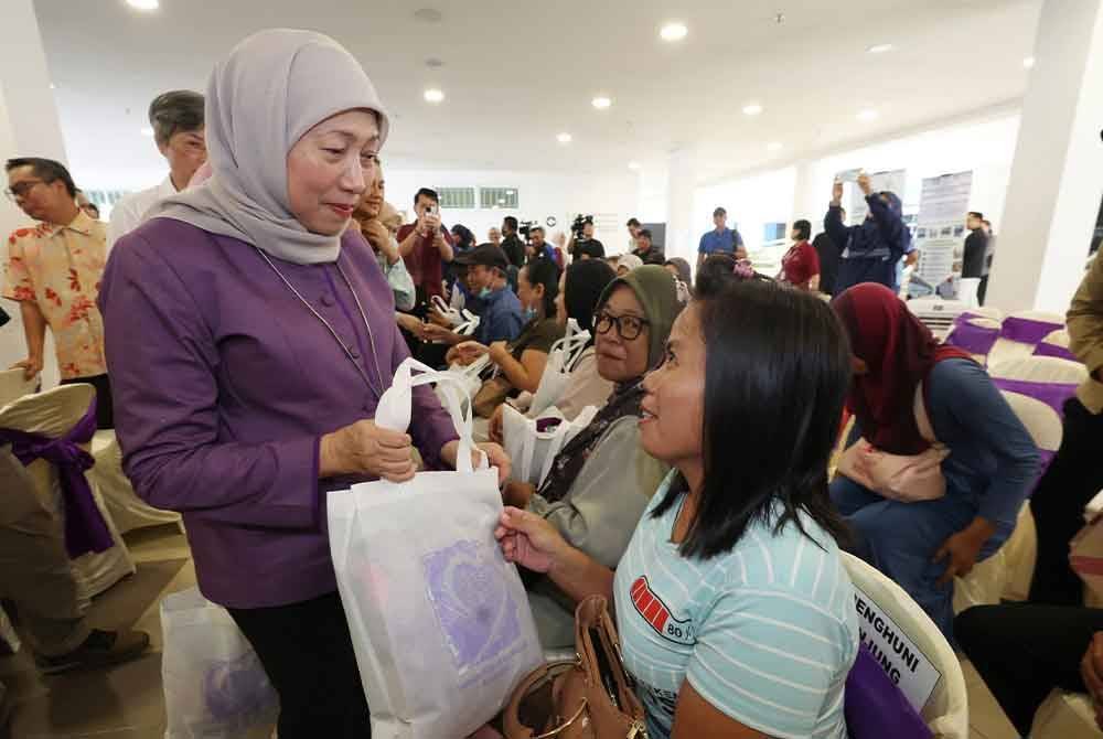 Nancy merangkap Pengerusi Lembaga Pemegang Amanah Yayasan Kebajikan Negara (YKN) Malaysia menyantuni penghuni Anjung Kasih pada Majlis Serahan Tajaan Rakan Strategik Yayasan Kebajikan Negara Malaysia bagi Anjung Kasih dan Bilik Kasih Wanita di Hospital Umum Sarawak, pada Sabtu. Foto Bernama