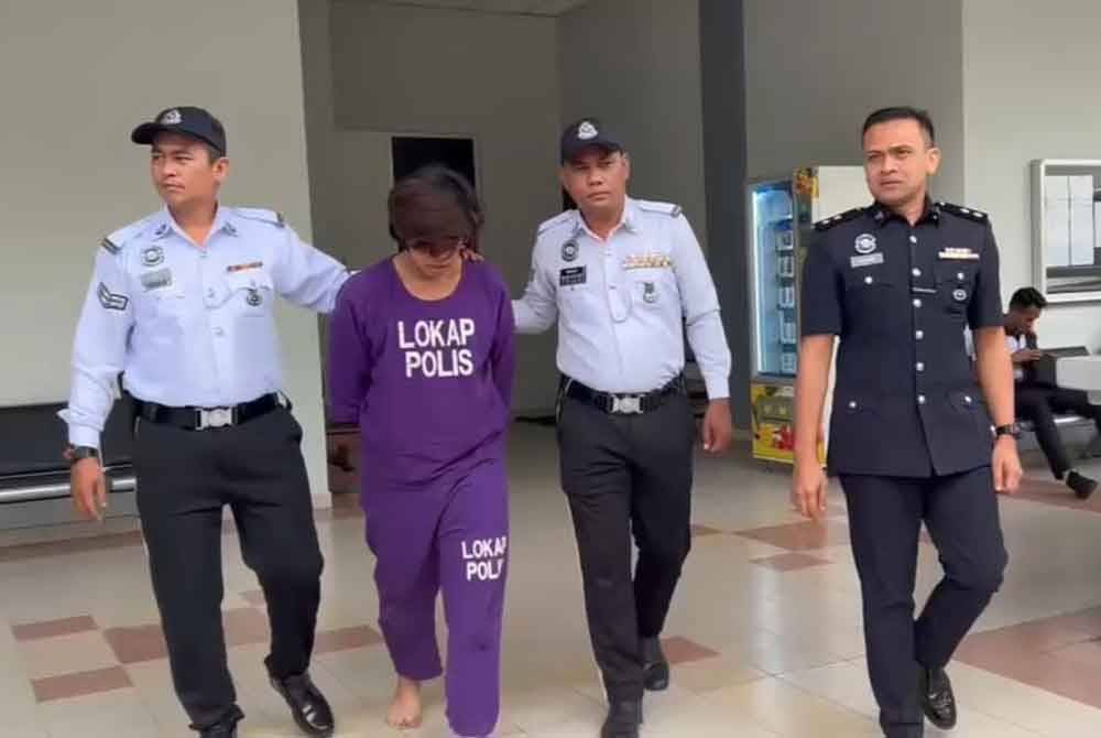 Suspek diiringi pegawai dan anggota polis sebaik selesai permohonan reman pada Sabtu.