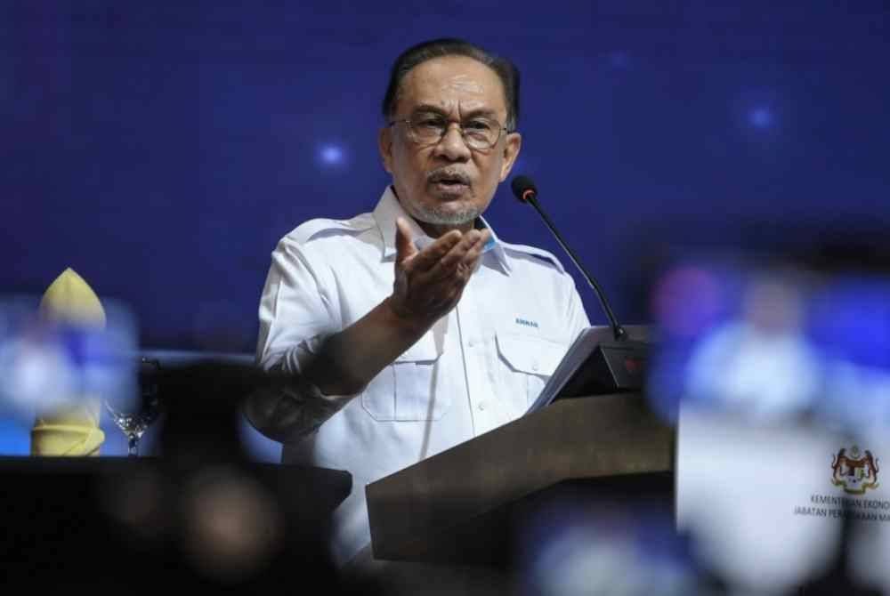 Anwar menyampaikan ucapan perasmian pada majlis sambutan Ulang Tahun Jubli Intan ke-75 Jabatan Perangkaan Malaysia (DOSM) di PICCA Convention Centre@Butterworth Arena di sini, pada Sabtu. Foto Bernama