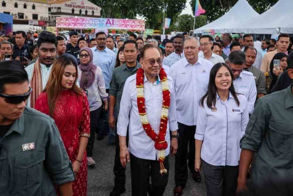 Anwar (tengah) hadir pada Majlis Perasmian Karnival Generasi Ada Idea (Gen-AI) di Gravitas pada Sabtu. Foto Bernama