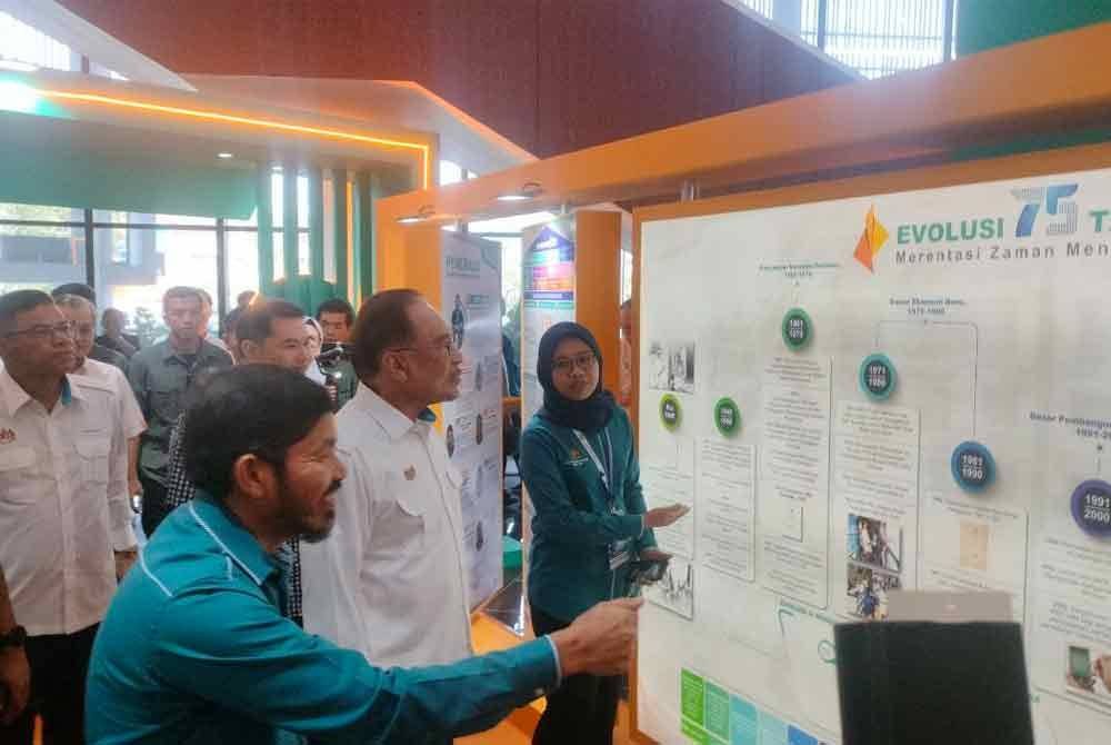 Anwar ketika melawat gerai pameran sempena Majlis Sambutan Jubli Intan 75 tahun DOSM di Pusat Konvensyen PICCA pada Sabtu.