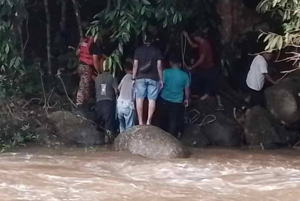 Wanita hanyut dibawa arus deras akibat kepala air ditemukan lemas di kawasan Lubuk Buluh. Foto: Ihsan JBPM Kedah