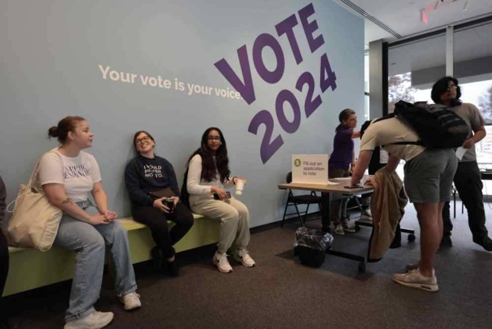 Pengundi menunggu untuk mendaftar undi awal di Universiti Michigan, AS. Foto AFP