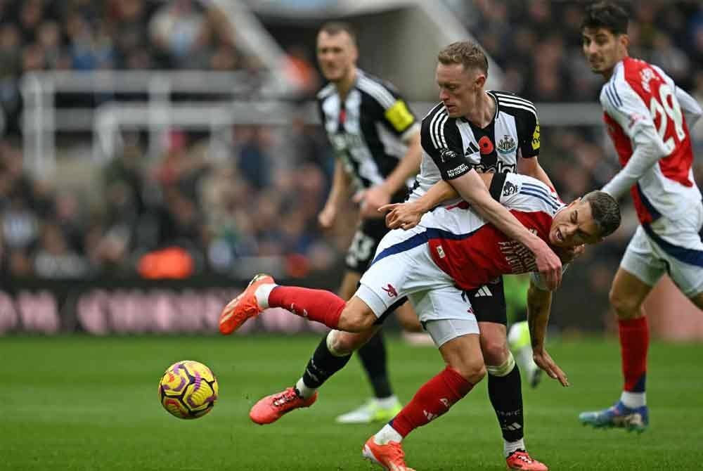 Aksi pemain Arsenal dan Newcastle dalam perlawanan EPL pada Sabtu. - Foto: AFP