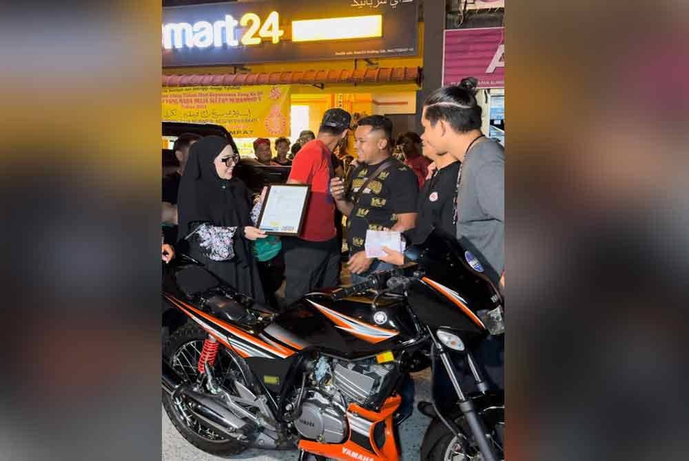 Cikna bersama RXZ yang dibelinya dengan harga RM140,000 untuk dijadikan sebagai hadiah cabutan bertuah.