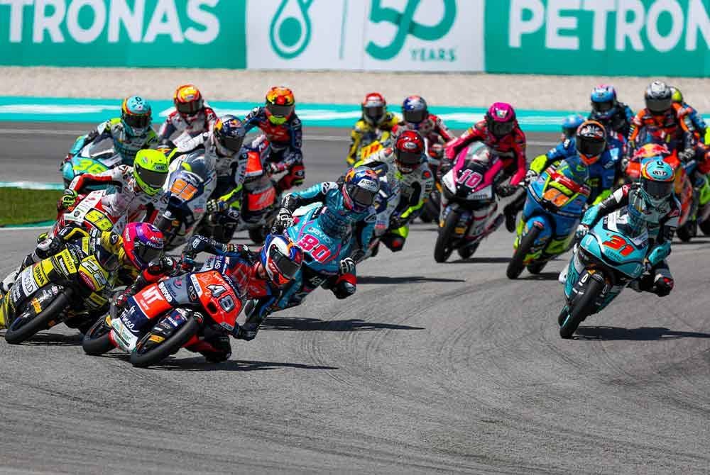 Aksi pelumba pada perlumbaan Moto3 MotoGP Grand Prix (GP) Malaysia 2024 di Litar Antarabangsa Sepang (SIC) di sini hari ini. Foto Bernama