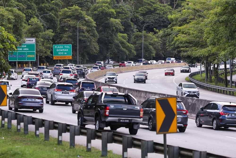 Keadaan lalu lintas di Plaza Tol Gombak di Lebuhraya Kuala Lumpur-Karak arah Kuala Lumpur mula sesak sekitar sekitar jam 4 petang hari ini berikutan orang ramai mulai pulang ke ibu kota selepas bercuti sempena perayaan Deepavali. Foto Bernama