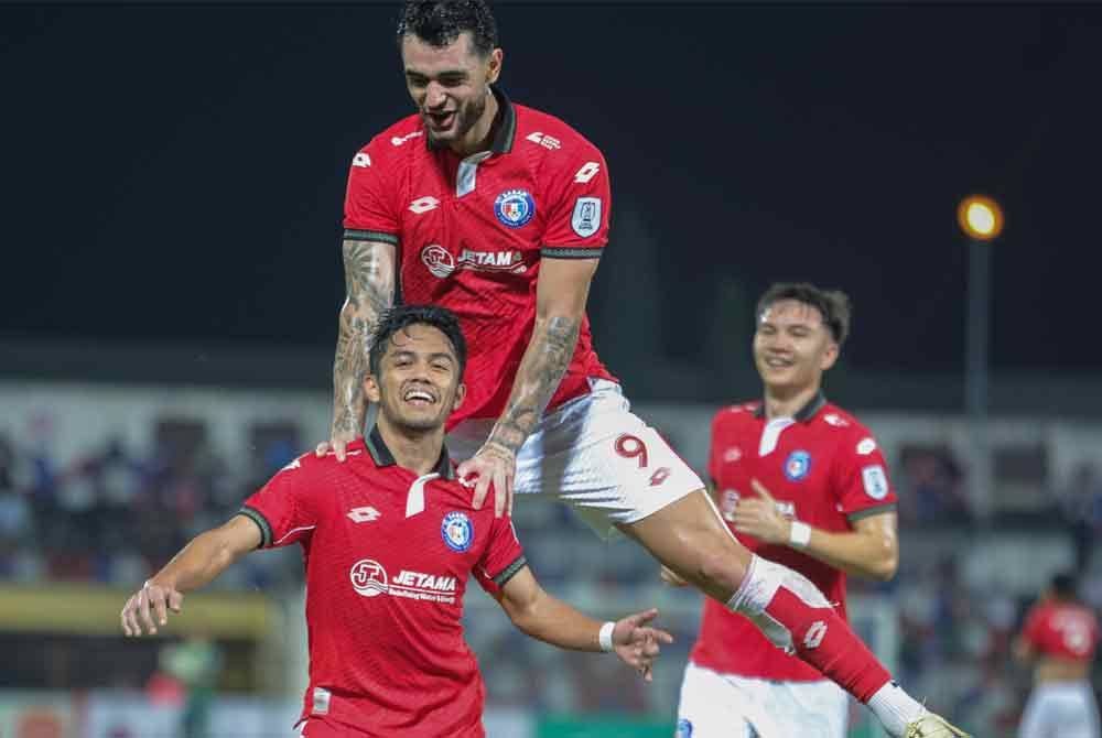 Penyerang Sabah FC, Farhan Roslan (kiri) meraikan jaringan gol bersama rakan sepasukan Joao Pedro pada aksi menentang Kelantan Darul Naim FC dalam saingan Liga Super di Stadium Likas hari ini. Foto Bernama