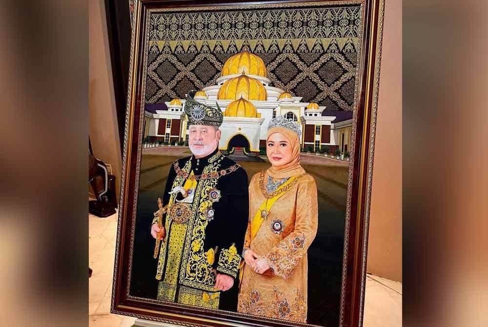 Hasil lukisan potret Muhammad Darwisy atas sehelai kain songket.