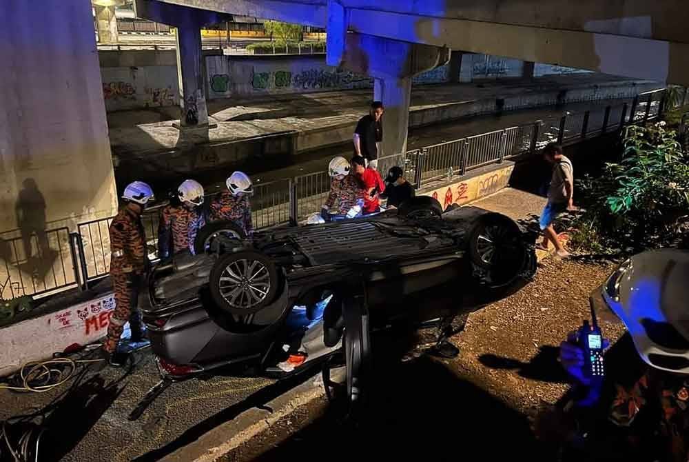 Sebuah kereta terbalik selepas terlibat kemalangan di Jalan Syed Putra - Jalan Sultan Mohamed pada Isnin.