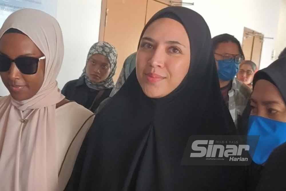 Diana (tengah) hadir ke Mahkamah Rendah Syariah Kuala Lumpur pada Isnin, untuk memfailkan permohonan cerai buat kali kedua terhadap Farid Kamil.