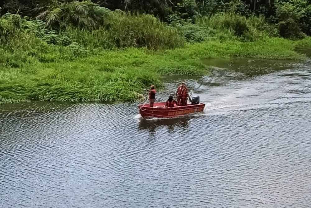 Pasukan Bomba menjalankan Op SAR selepas seorang lelaki dilaporkan hilang dipercayai terjatuh ke dalam Sungai Simpang Kanan, Batu Pahat. Foto Balai Bomba dan Penyelamat Penggaram