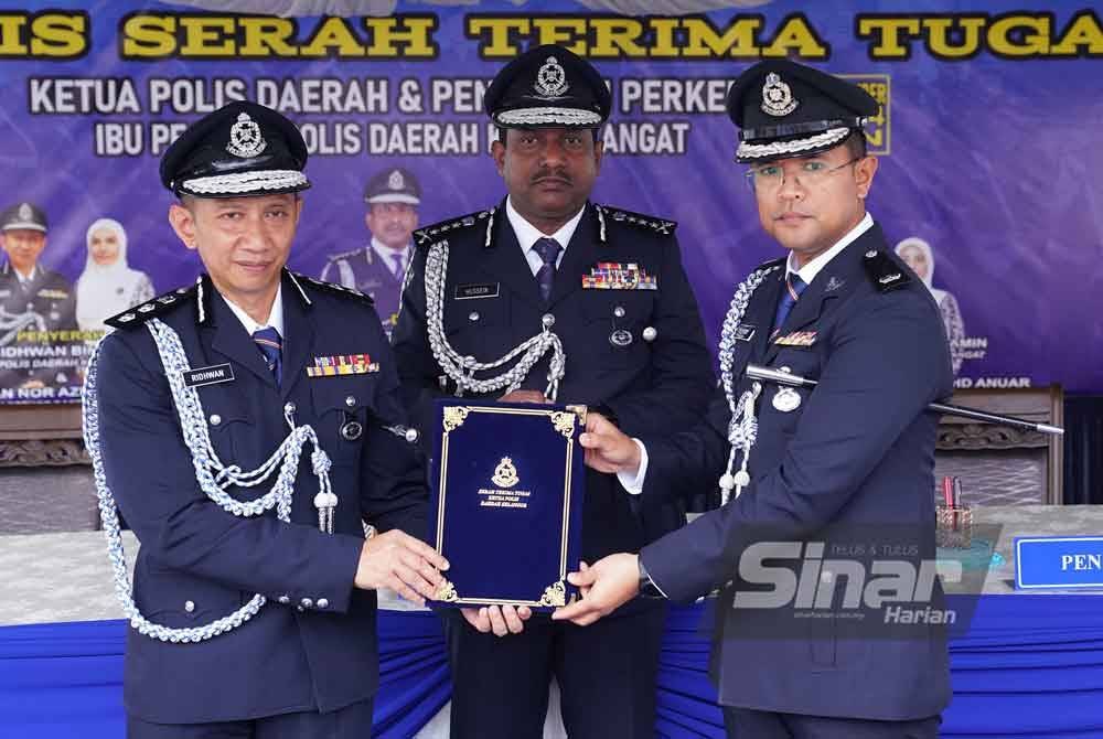 Mohd Sufian (kanan) memangku jawatan Ketua Polis Daerah Kuala Langat dengan disaksikan Hussein (tengah). Foto SINAR HARIAN-MOHD HALIM ABDUL WAHID