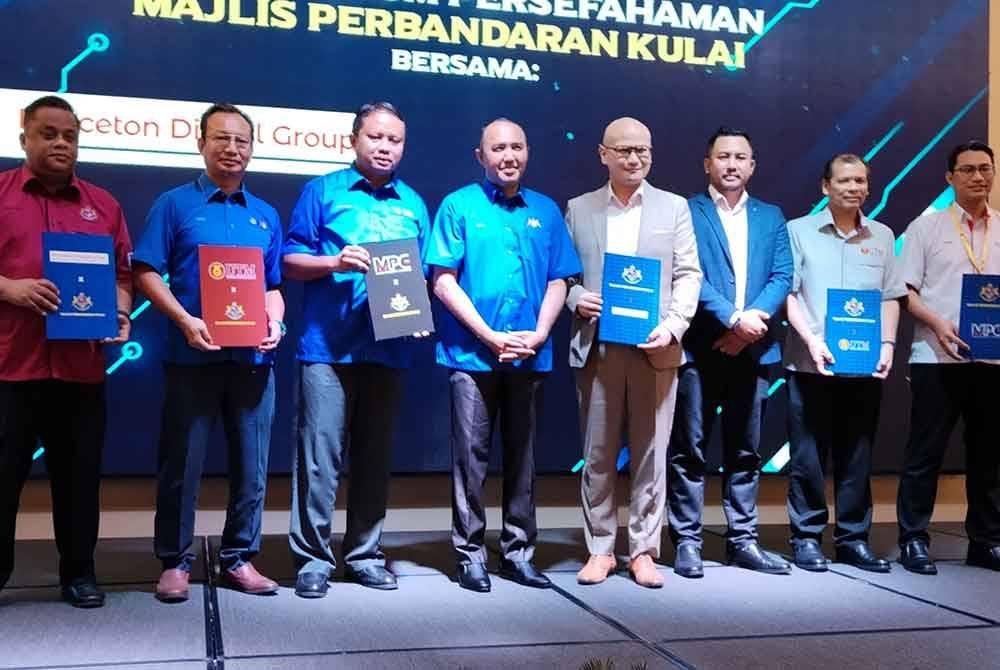 Mohd Jafni (lima dari kanan) bersama rakan strategik yang memeterai memorandum perjanjian persefahaman (MOU) pada program berkenaan.