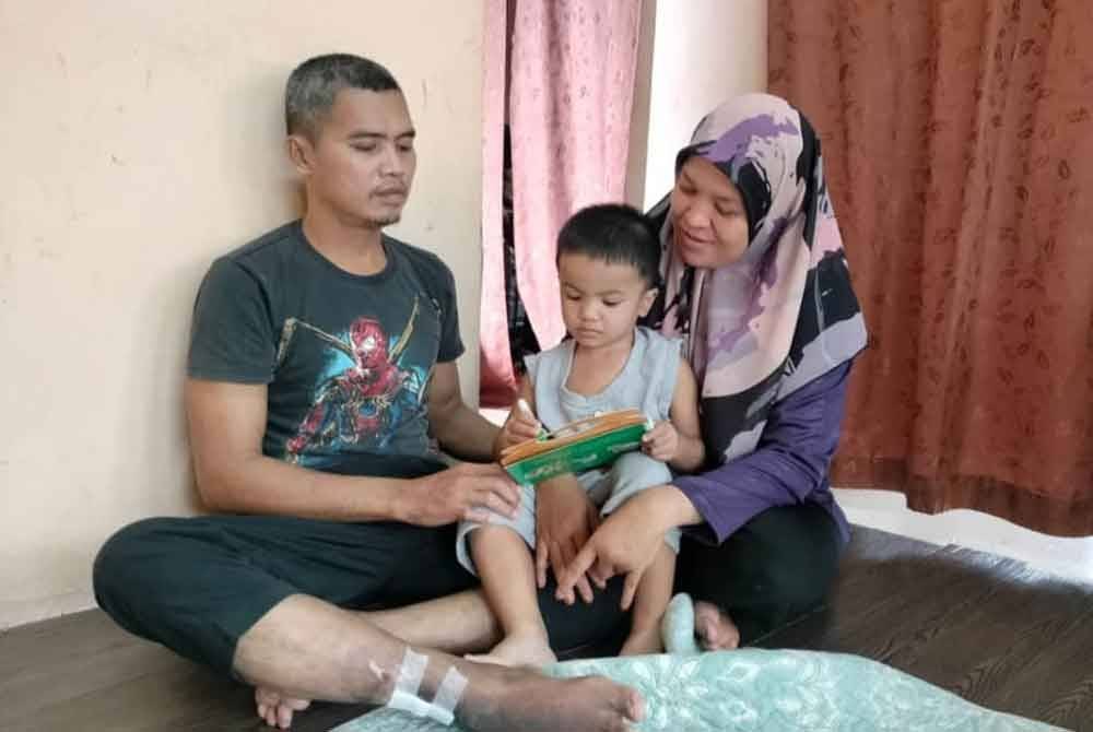 Nur Adila bersama suami di rumah mereka di Kampung Banggol Selayang, Sik, Kedah.