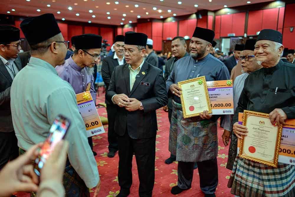 Mohd Na&#039;im beramah mesra dengan penerima-penerima anugerah pada Program Jelajah Madani Ulama? dan Umara? Peringkat Zon Tengah Tahun 2024 di Masjid Wilayah Persekutuan hari ini. Foto Bernama