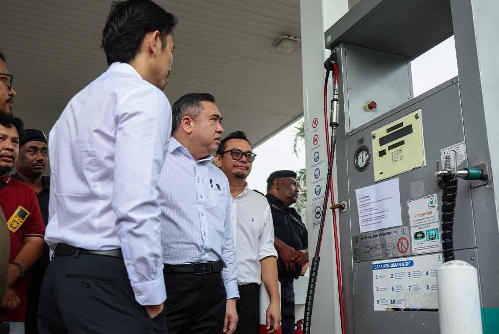 Anthony melihat dari dekat stesen NGV (Natural Gas for Vehicle) selepas sesi pengumuman Dasar Penggunaan Kenderaan NGV di Stesen Petronas Cochrane hari ini. Foto Bernama