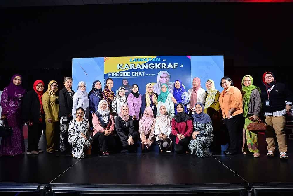 Seramai 40 usahawan dari Gabungan Persatuan Usahawan Wanita Malaysia bergambar bersama Firdaus (lapan dari kanan) ketika mengadakan lawatan ke Kompleks Kumpulan Media Karangkraf di Shah Alam pada Isnin.