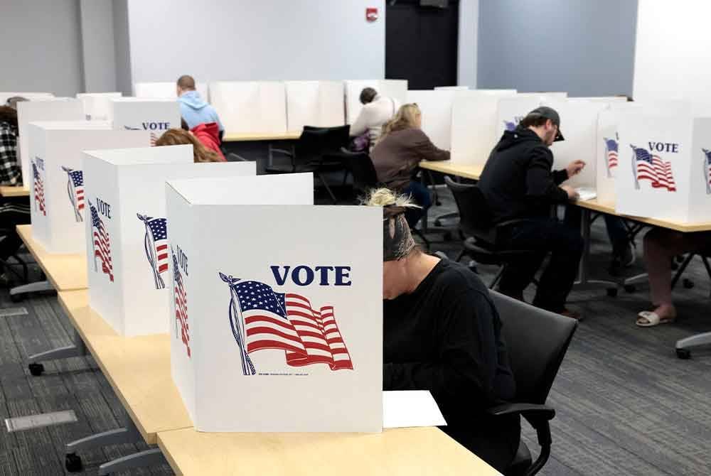 Orang ramai membuang undi pada hari terakhir pengundian awal untuk pilihan raya umum di Michigan di Agensi Perkhidmatan Pendidikan Livingston di Howell, Michigan. Foto AFP