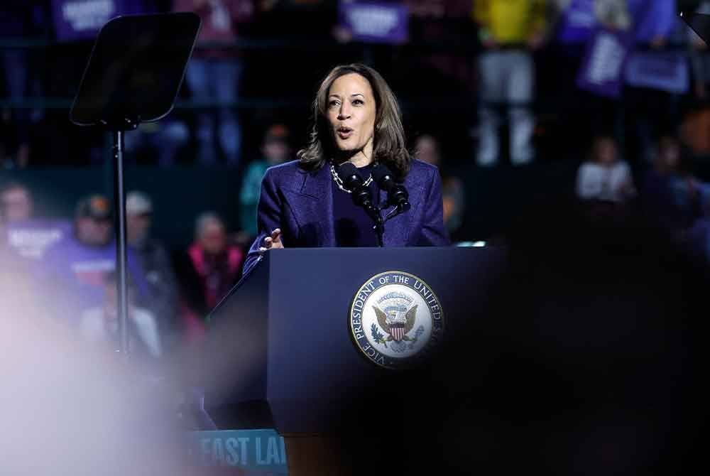 Harris bercakap semasa perhimpunan kempen di Rumah Jenison Field di Michigan State University di East Lansing, Michigan. Foto AFP