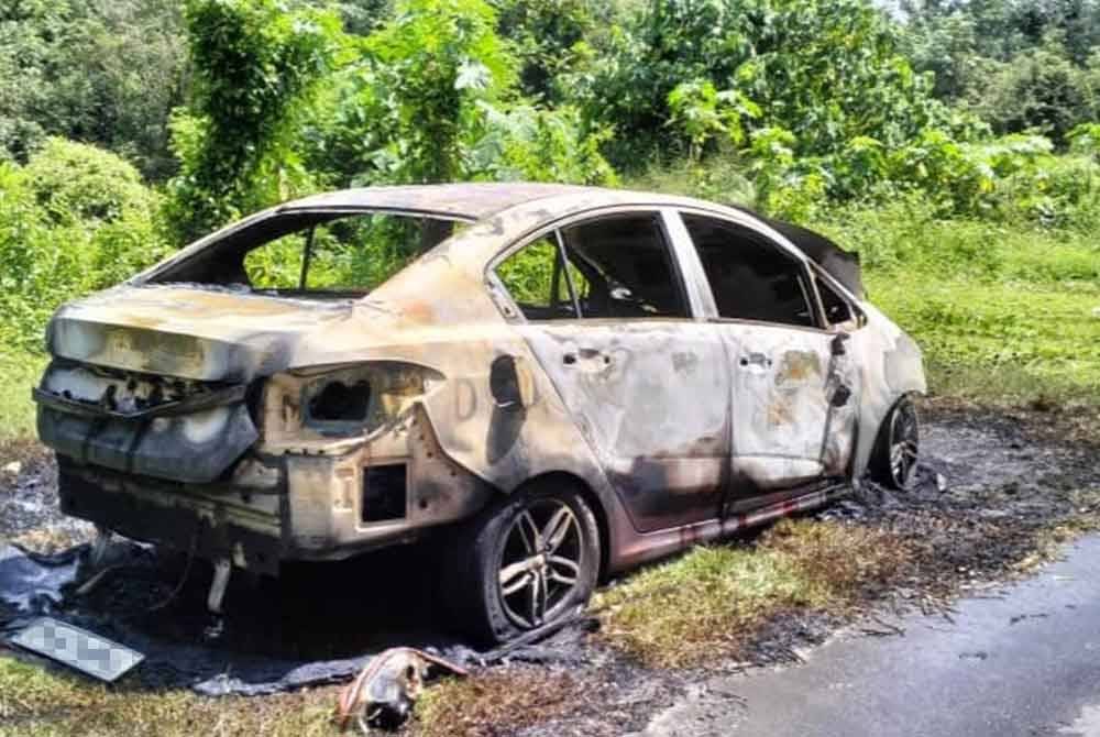 Teksi dilaporkan terbakar di Jalan Kuala Ketil, Kedah pada Isnin. Foto JBPM