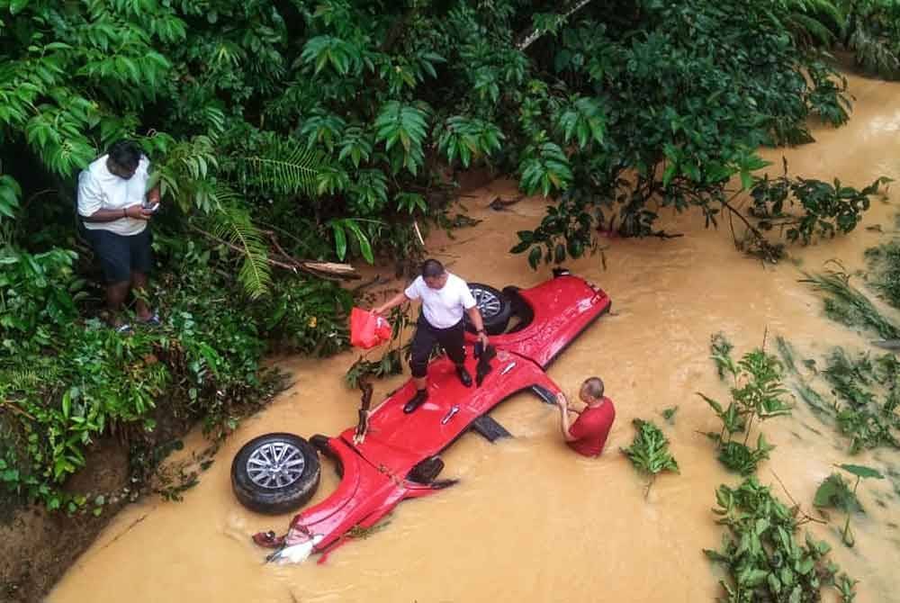 Sepasang suami isteri nyaris lemas selepas pacuan empat roda dinaiki terjatuh ke dalam parit selepas terbabas di km 4 Jalan Lipis-Merapoh pada Isnin.
Foto ihsan PDRM