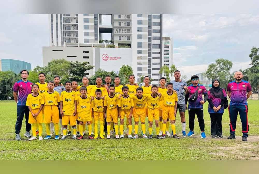 Nik Juhaidi (kanan) bersama pengurusan dan pemain-pemain SK Seksyen 20 yang beraksi saingan Piala Raja Muda Selangor edisi 35.