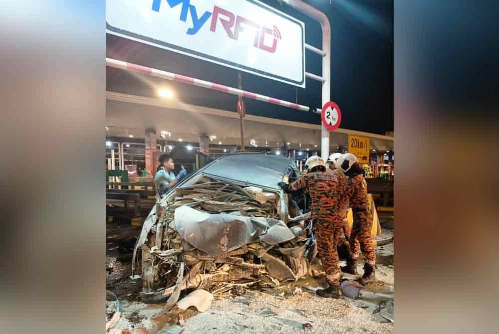 Keadaan di lokasi kemalangan di Plaza Tol Sungai Besi Lebuhraya Utara-Selatan (PLUS), di sini, pada Selasa.