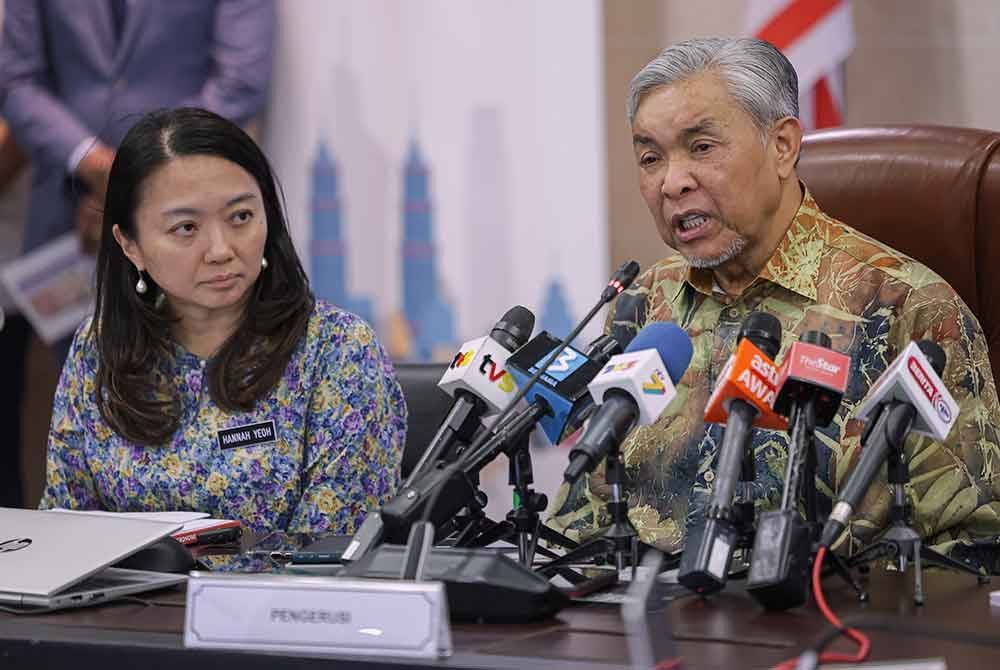 Ahmad Zahid bercakap ketika sidang media selepas mempengerusikan Mesyuarat Jawatankuasa Kabinet Pembangunan Belia (JKPB) Bilangan 2 2024 serta menyempurnakan Majlis Peluncuran Pelan Pemerkasaan Sosioekonomi Belia 2030 di Bilik Mesyuarat Utama, Bangunan Parlimen, pada Selasa.
Turut bersama Menteri Belia dan Sukan, Hannah Yeoh. Foto Bernama