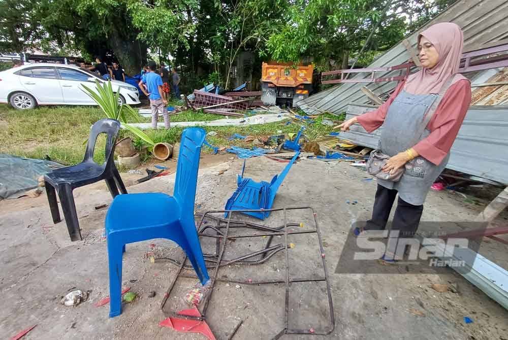 Maimum menunjukkan tempat duduk arwah Affendi dan rakannya berada sebelum sebuah lori terbabas dan melanggar mereka.