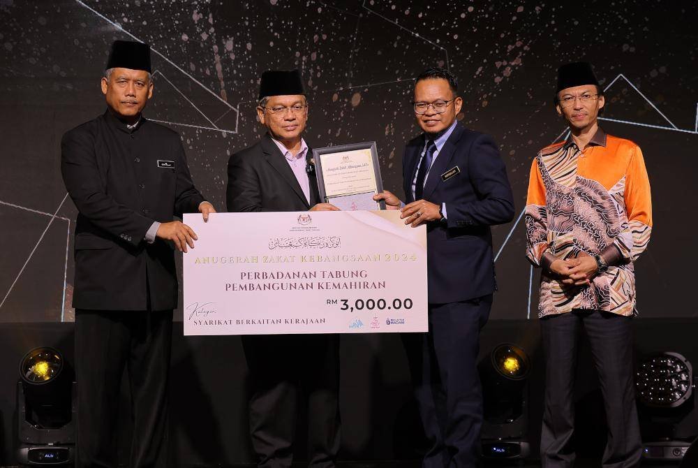 Mohd Na&#039;im (dua dari kiri) menyampaikan Anugerah Zakat Kebangsaan kepada Perbadanan Tabung Pembangunan Kemahiran semasa Majlis Sambutan Bulan Zakat Kebangsaan Tahun 2024, pada Selasa. Turut sama, Ketua Pengarah Jabatan Wakaf, Zakat dan Haji (JAWHAR), Datuk Selamat Paigo (kiri) dan Ketua Pegawai Eksekutif Majlis Agama Islam dan Adat Melayu Terengganu (Maidam) Prof Madya Dr Ahmad Azrin Adnan (kanan). Foto Bernama