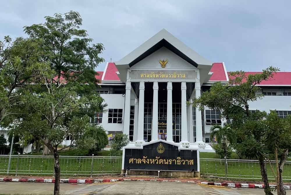 Mahkamah Narathiwat telah menolak permohonan ikat jamin bagi kesemua enam warga Malaysia, termasuk seorang penyanyi dikir barat dari Kelantan yang ditahan reman semalam kerana disyaki memiliki dadah. Gambar hiasan