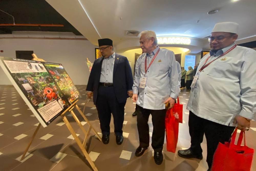 Mohamed Fadzli (kiri) melawat pameran semasa merasmikan Kongres Antarabangsa Rafflesia Kelantan 2024 di Hotel Renai, Kota Bharu pada Selasa.