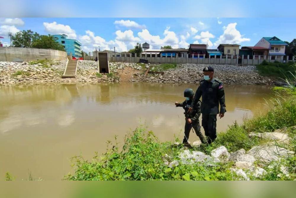 Kelantan akan berbincang dengan Kerajaan Persekutuan berhubung pembinaan tembok di sepanjang Sungai Golok bagi membendung masalah penyeludupan serta aktiviti menyeberangi sempadan Malaysia-Thailand menggunakan pangkalan haram.