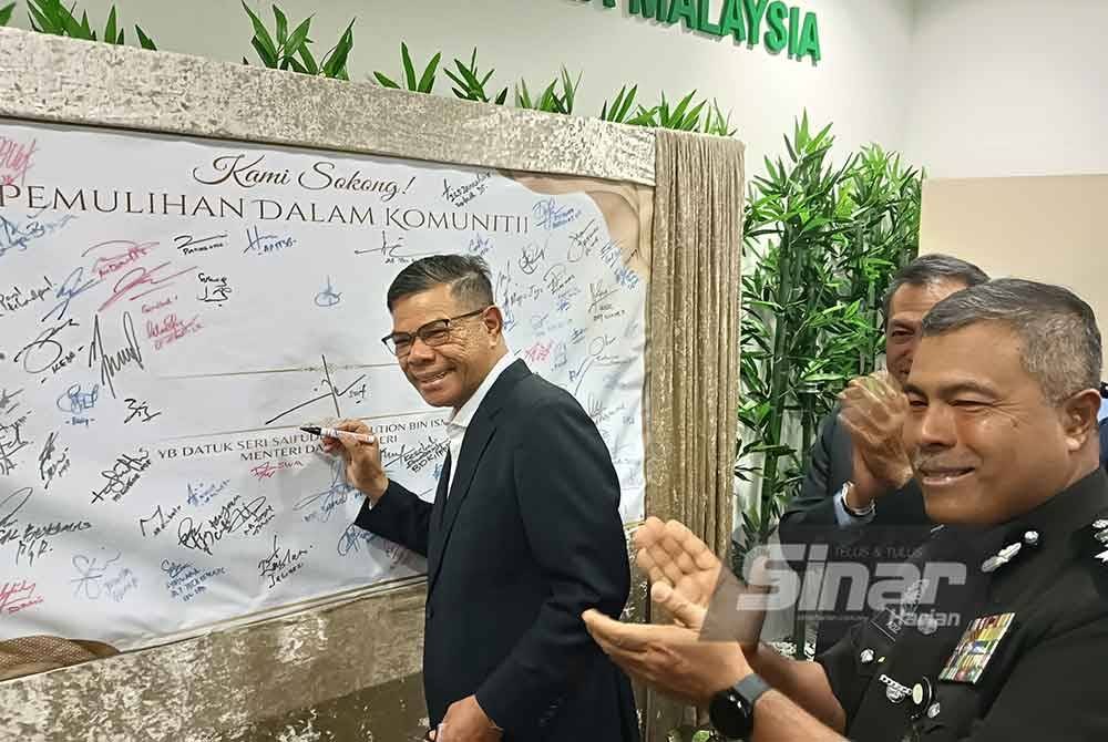 Saifuddin meluangkan masa menurunkan tandatangan pada program Sesi Town Hall Menteri Dalam Negeri yang diadakan di Ibu Pejabat Penjara Malaysia di Kajang, Selangor pada Selasa. FOTO: SINAR HARIAN -HISYAMUDDIN AYUB.