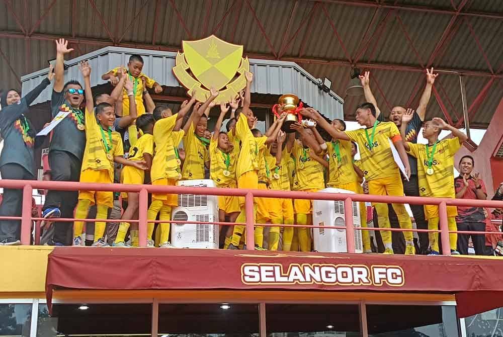 Pemain SK Seksyen 20 meraikan kejayaan muncul juara Piala Raja Muda Selangor.