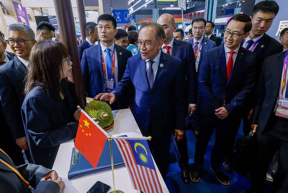 Anwar (tengah) melawat pempamer di Ekspo Import Antarabangsa China (CIIE) ketujuh yang diadakan di Pusat Pameran dan Konvensyen Kebangsaan (NECC) di Shanghai, China. Foto Bernama