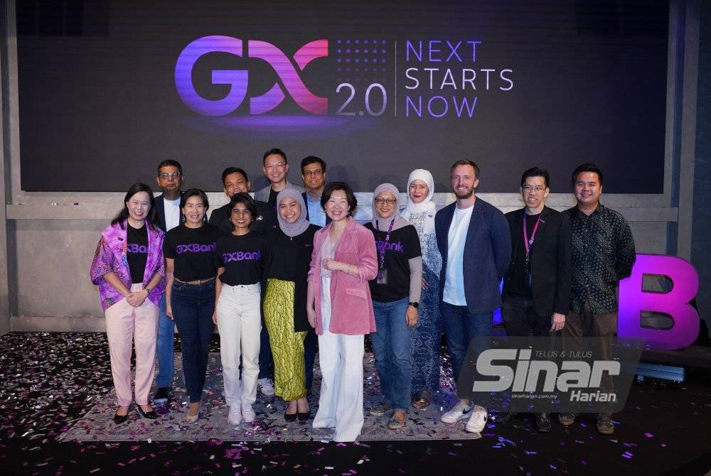 Pei Si (enam dari kanan) bergambar bersama barisan pengurusan tertinggi GX Bank pada Majlis Pelancaran GX 2.0: Next Starts Now pada Selasa. Foto SINAR HARIAN MOHD HALIM ABDUL WAHID