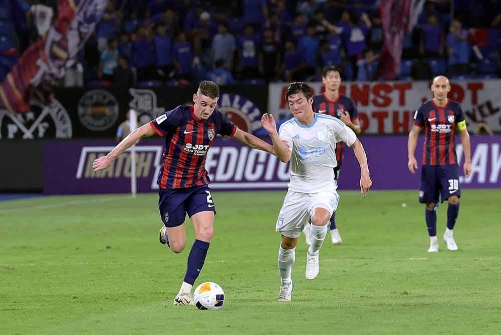 Pemain JDT, Oscar Arribas (kiri) diasak pemain Ulsan HD FC Lee Gyusung (kanan) pada perlawanan Liga Juara-Juara Asia (ACL) Elite di Stadium Sultan Ibrahim, pada Selasa. Foto Bernama