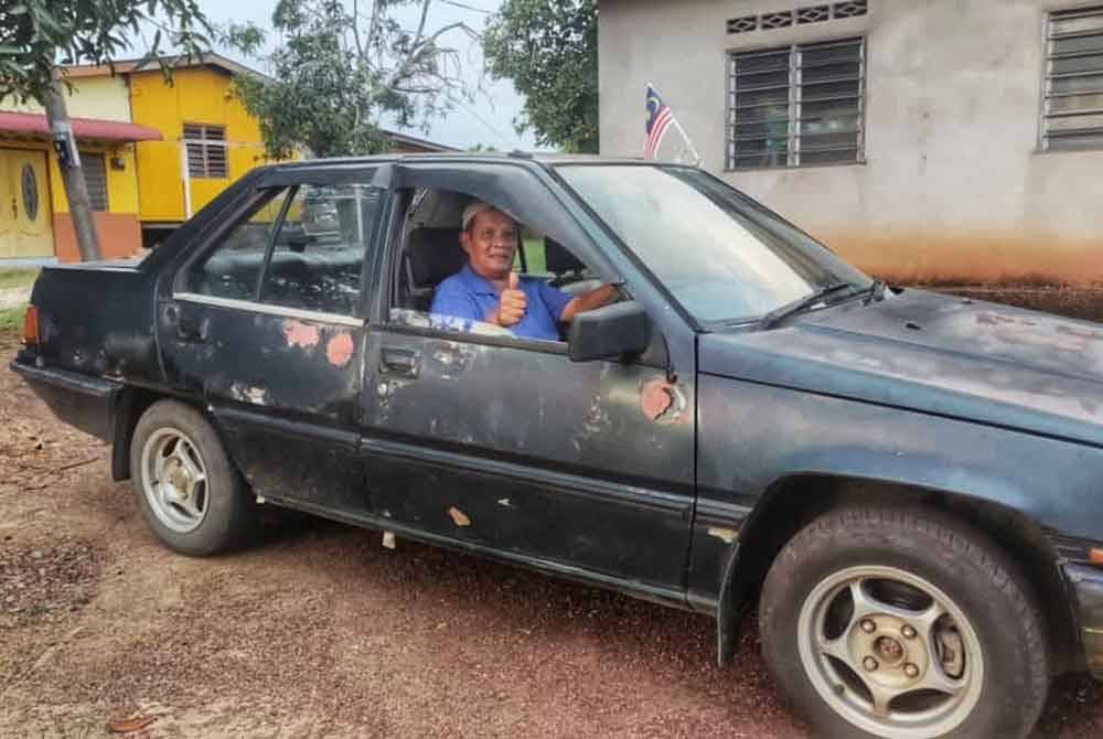 Azlan bersama Proton Saga iaitu kereta pertama dimilikinya sejak 39 tahun lalu.