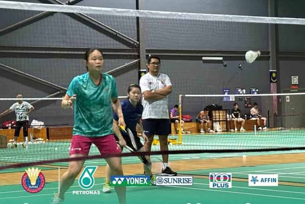 Rosman (kanan) memantau sesi latihan pemain beregu wanita negara di Bukit Kiara pada Selasa. Foto FAM BAM