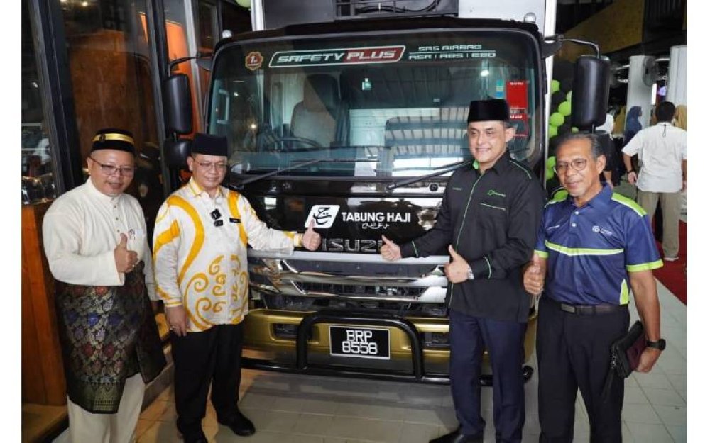 Menteri di Jabatan Perdana Menteri (Hal Ehwal Agama), Datuk Dr Mohd Na&#039;im Mokhtar (dua, kiri) dan Ketua Pegawai Eksekutif TH, Syed Hamadah Syed Othman (dua, kanan) ketika program sumbangan Program Pusat Audiometrik Bergerak Mobile Hearing.