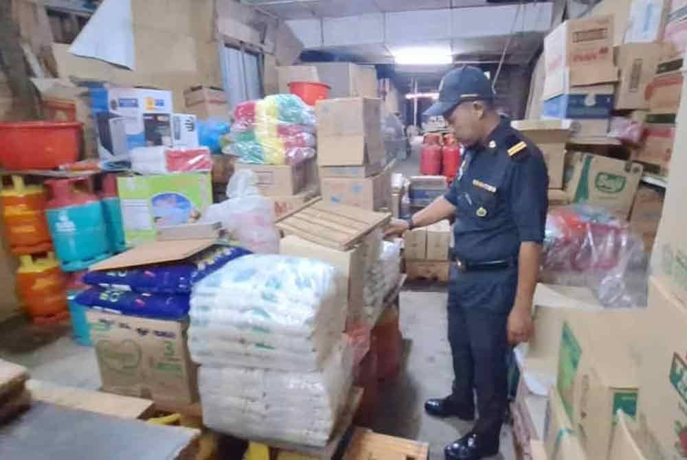 Sebahagian 132 kg gula pasir kasar yang disita KPDN selepas sepasukan penguat kuasa menjalankan pemeriksaan di sebuah premis tanpa nama di Kuala Sepetang di sini pada Selasa.