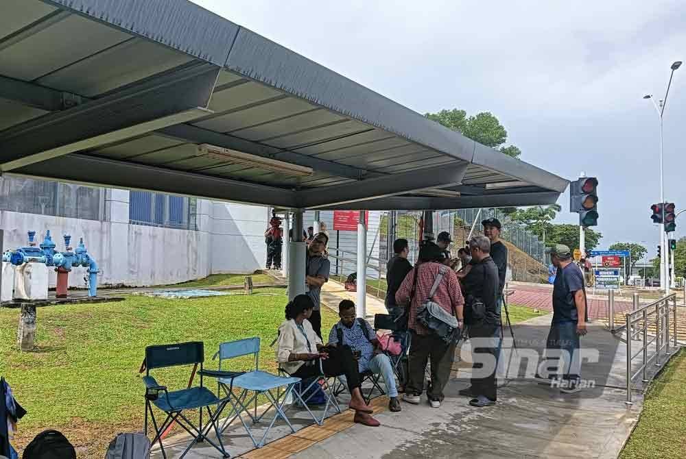 Pengamal media menanti kehadiran Vivy dan Fadzaruddin Shah di hadapan perkarangan pintu masuk ibu pejabat SPRM pada Rabu. Foto Sinar Harian/HISYAMUDDIN AYUB.