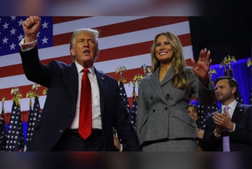 Trump diiringi isterinya, Melania ketika berucap di hadapan para penyokongnya di Florida pada pagi Rabu. Foto Agensi